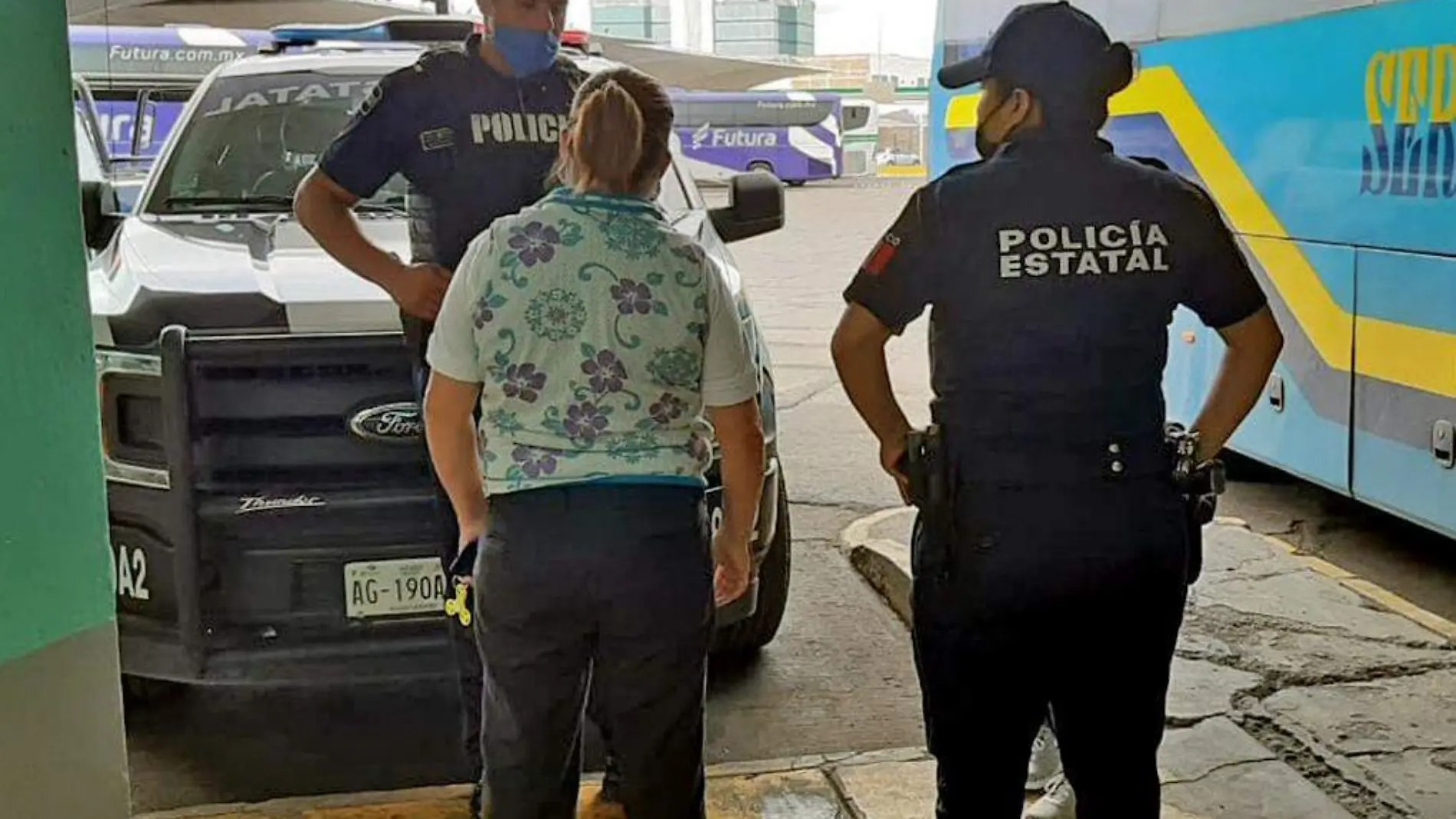 Señora con policias